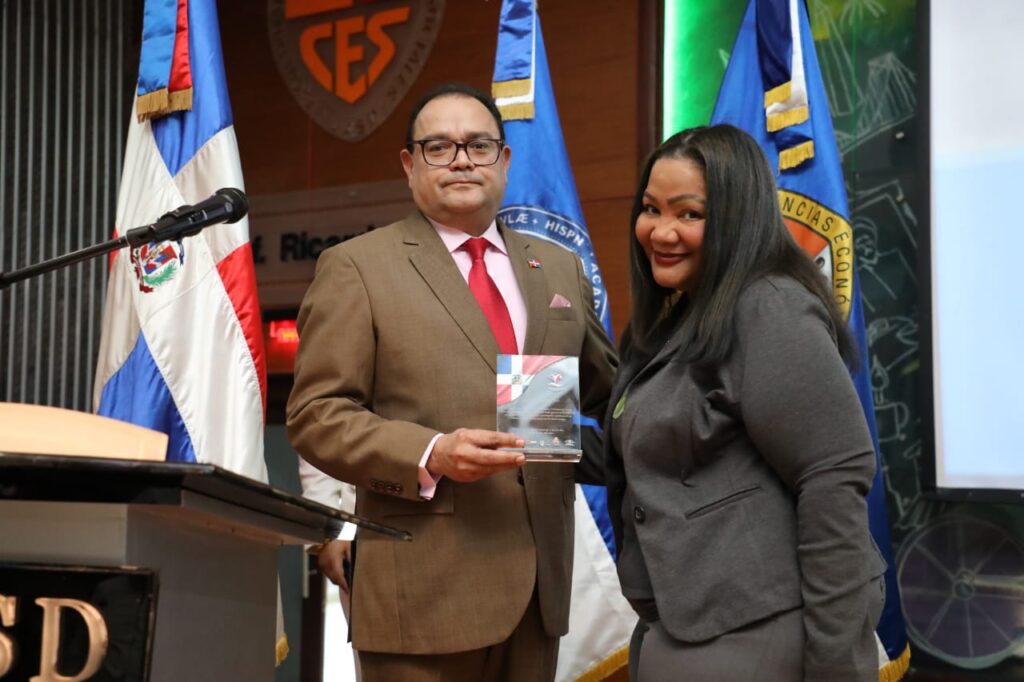 Entregan reconocimiento “Compromiso País” al ing. Manuel Mejía Naut por su destacada labor al frente de EDEESTE