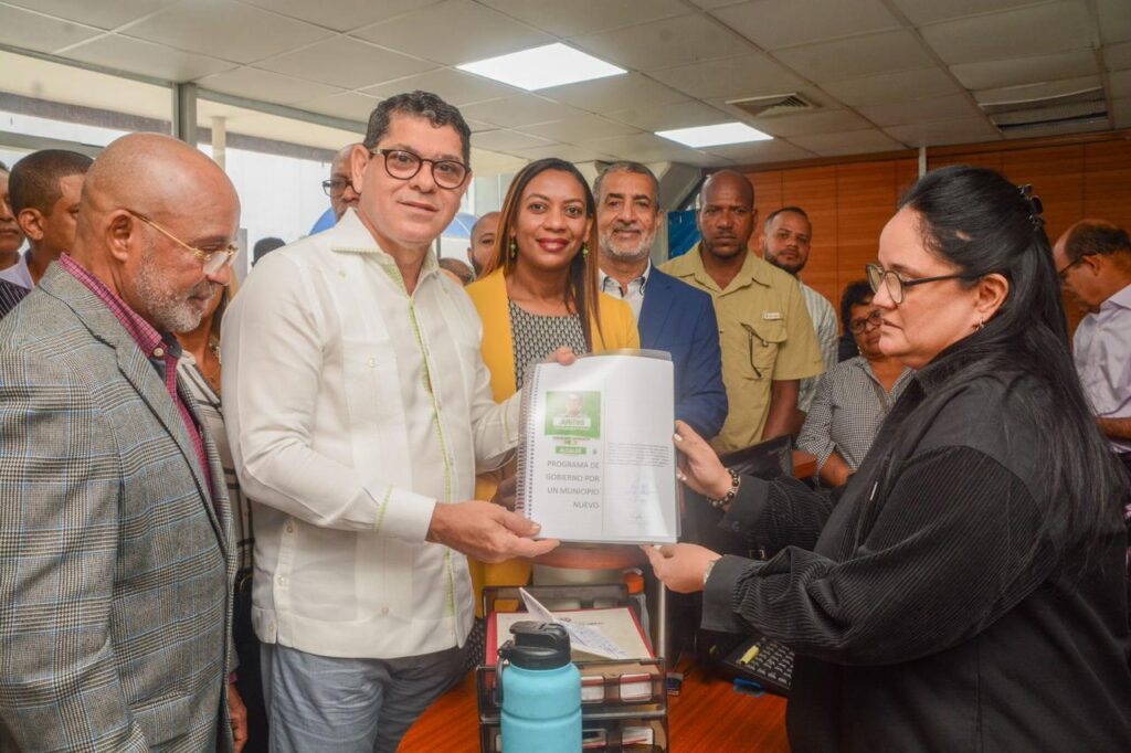 Aquilino Serrata (Son) deposita programa de gobierno municipal de SDO en JCE