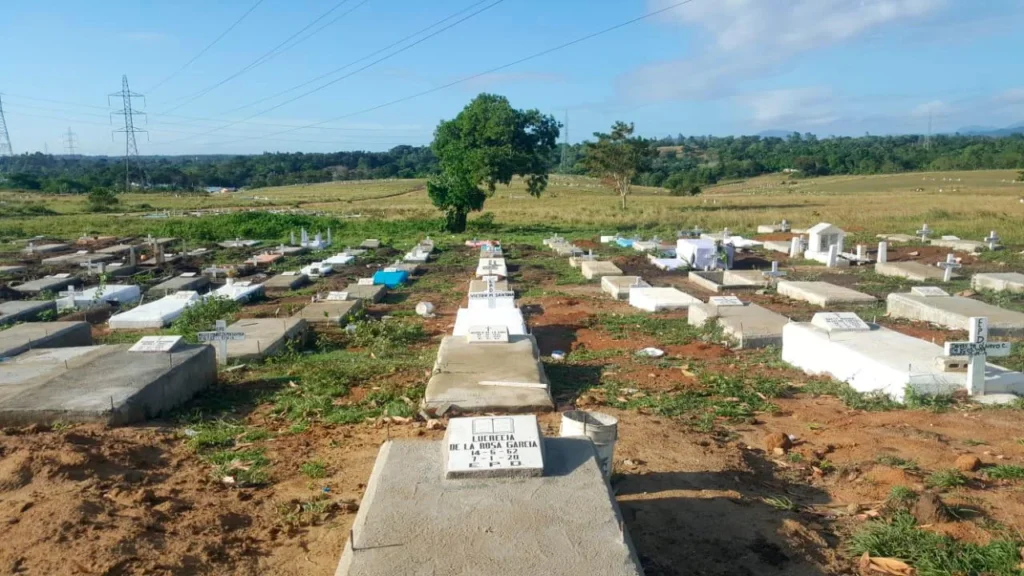 En el cementerio de Los Alcarrizos entierran cadáveres sin regulación.