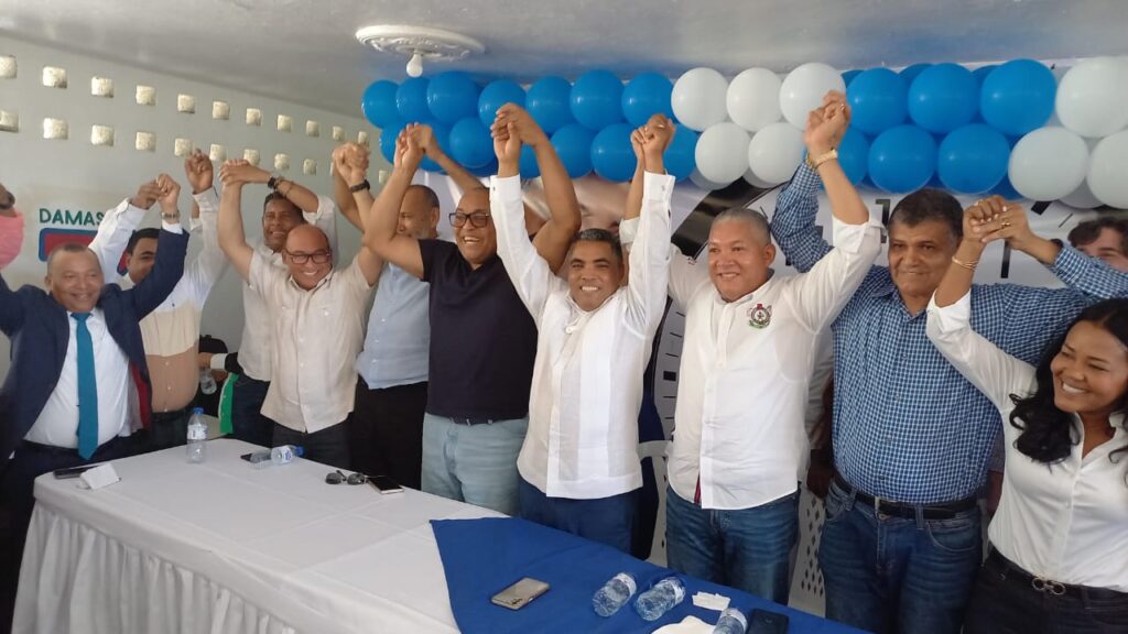 Presidente municipal del PRD en SDO, Vinicio Aquino, 11 candidatos a regidores, suplentes y parte del Comité Municipal, se juramentan en el PRM