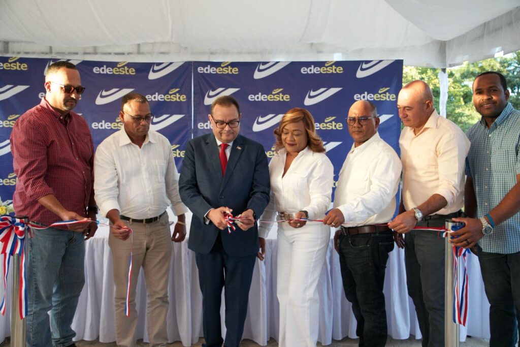 EDEEste lleva electricidad a la comunidad La Paloma en San Pedro de Macorís