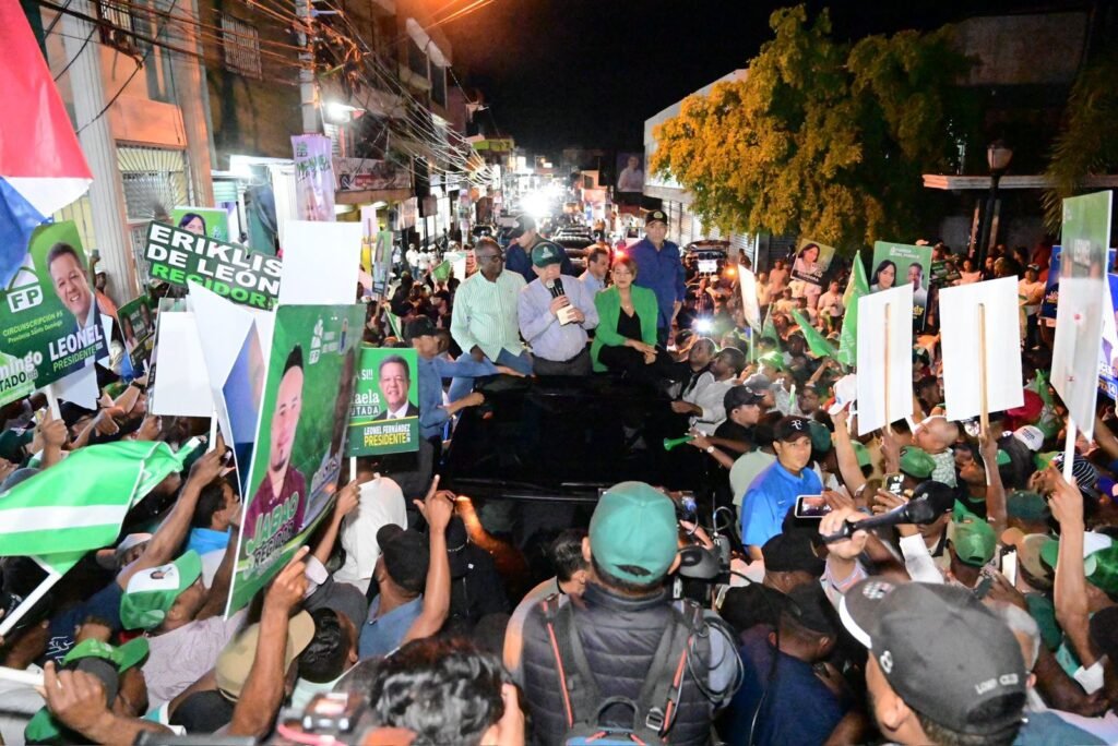 Leonel denuncia que el gobierno reparte electrodomésticos y bonos para tratar de variar resultados electorales