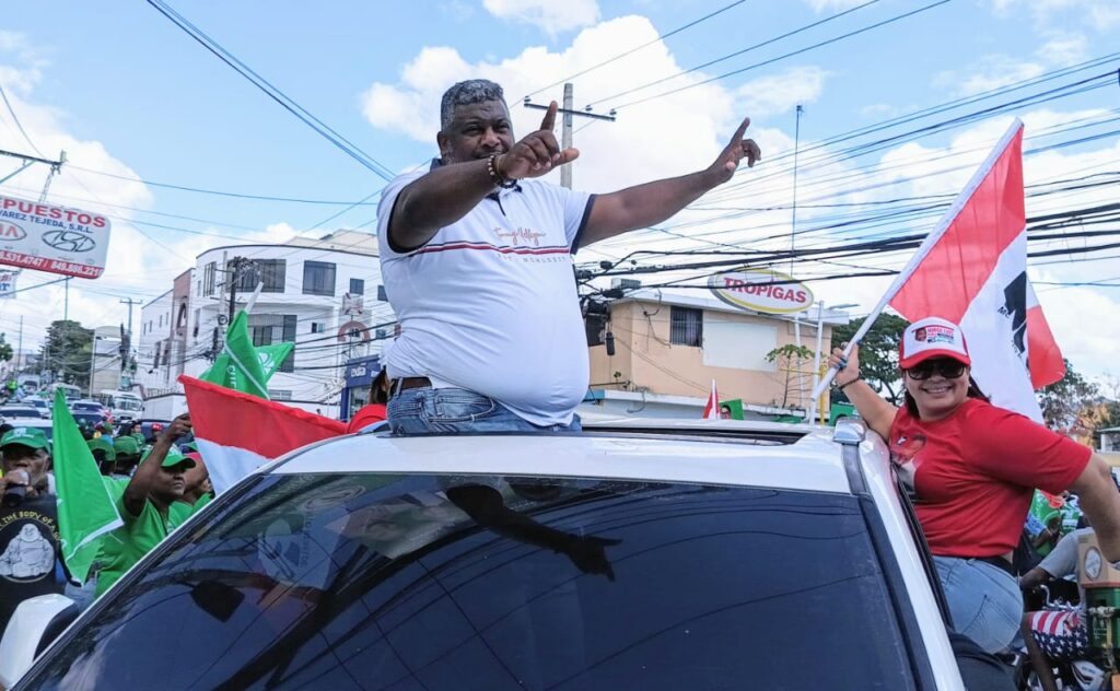 Jorge Luís Pérez recorre sectores de SDO junto a Leonel Fernández y Aquilino Serrata en Marcha-Caravana