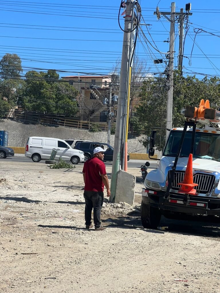 Comunitarios del Enriquillo de Herrera realizan jornada de iluminación en el sector.