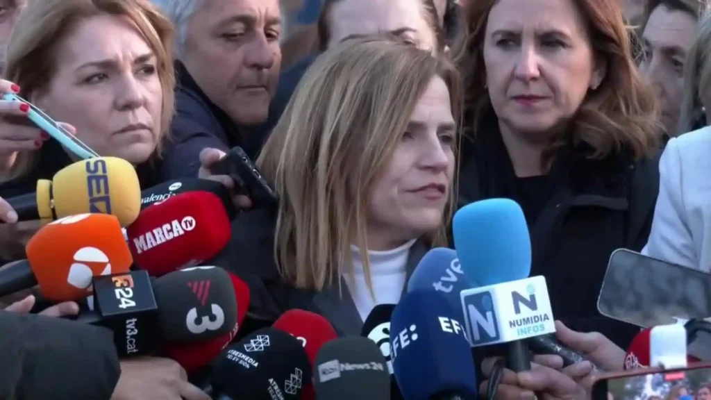 Suben a diez los muertos en incendio de Valencia y sigue la búsqueda de desaparecidos