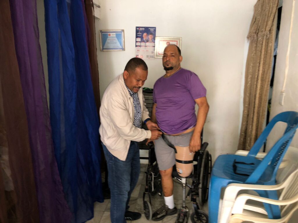 Candidato a Diputado de la Fuerza del Pueblo dona prótesis de pierna en Las Palmas de Herrera