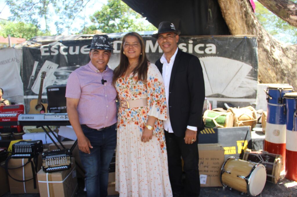 Escuela de Música Típica en SDO recibe instrumentos musicales donados por el presidente Luís Abinader