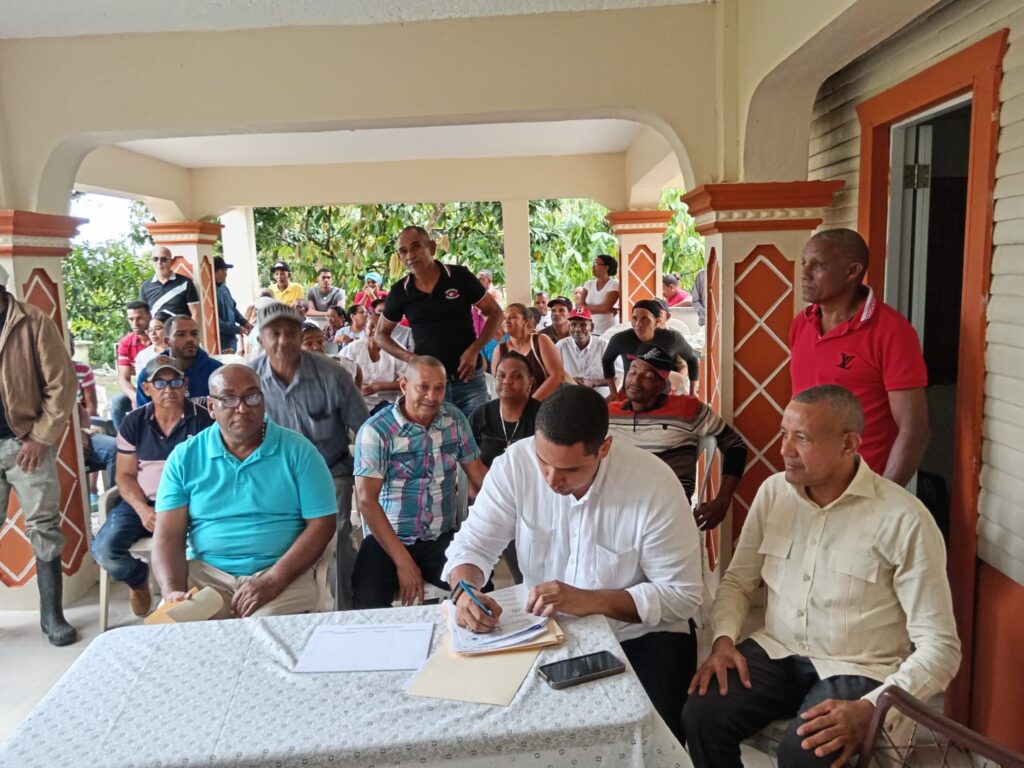 Candidatos a senadores y diputados se comprometen a gestionar construcción de carretera en María Trinidad Sánchez