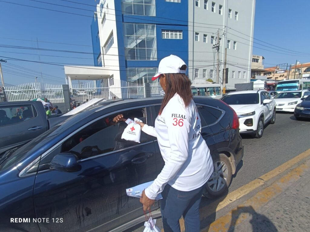 Cruz Roja Dominicana Santo Domingo Oeste regala botiquines de primeros auxilios
