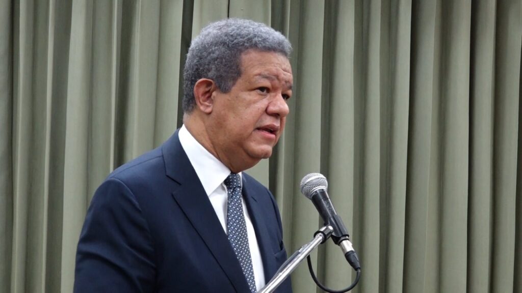Leonel Fernández felicita a los periodistas en su día