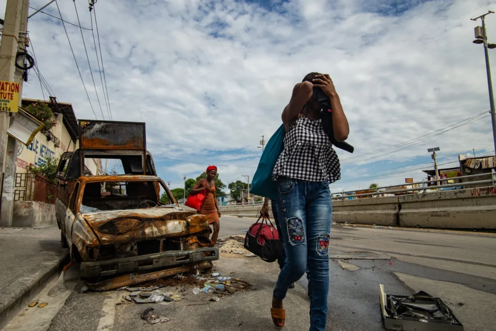 Familias enteras huyen de sus barrios en Puerto Príncipe tras ataques de las últimas horas