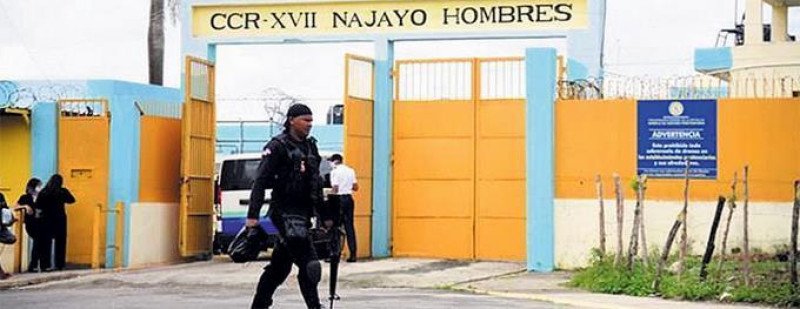Interno ultima a dos de sus compañeros de celda durante riña en la cárcel de Najayo