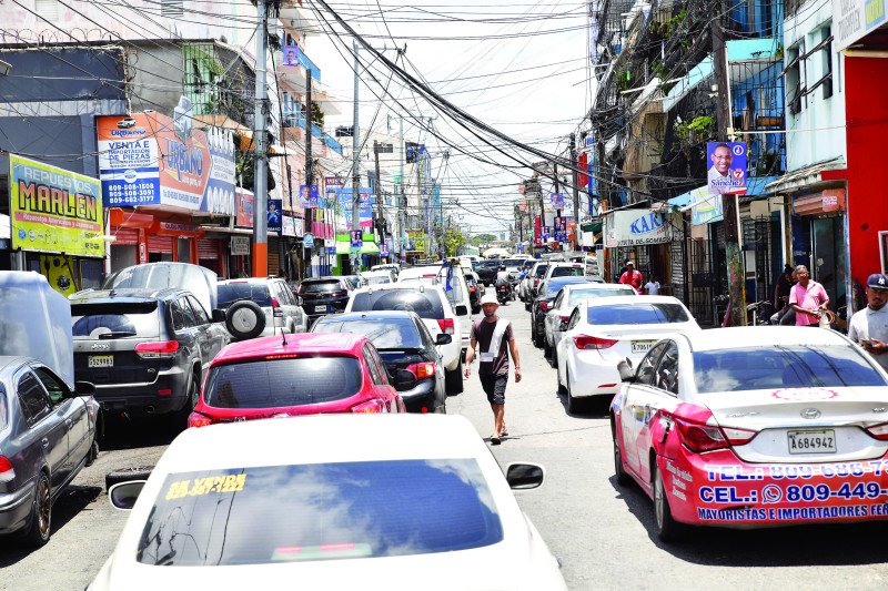 Doble aparcamiento y obstáculos dificultan movilidad en la capital