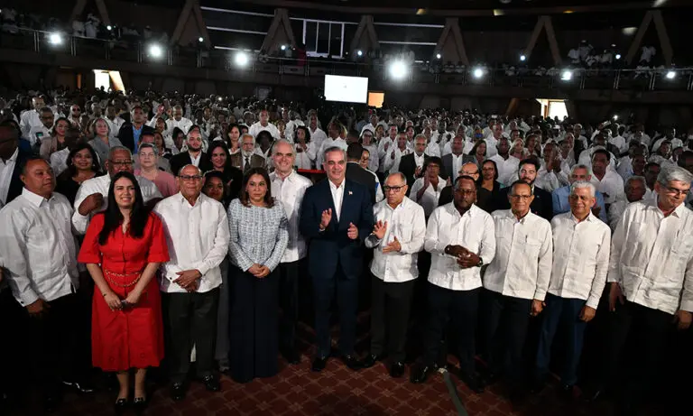 Convierten acto oficial de firma en actividad política