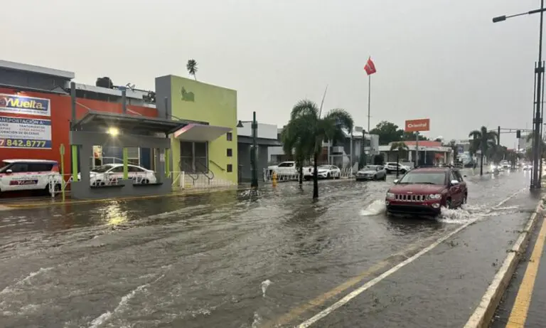 Decenas de personas refugiadas y vías clausuradas por las fuertes lluvias en Puerto Rico