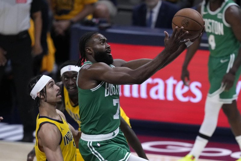 Con un triple de White, los Celtics completan barrida sobre los Pacers