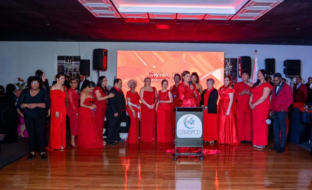 Fundación CEMDPCD gradúa 30 madres y celebra primera Gala Roja por Amor a la Inclusión