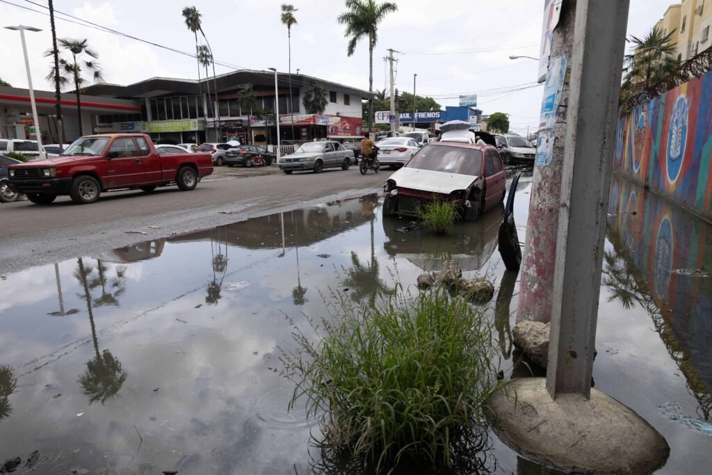 Charco y deterioro en calle Isabel Aguiar angustian a conductores y moradores