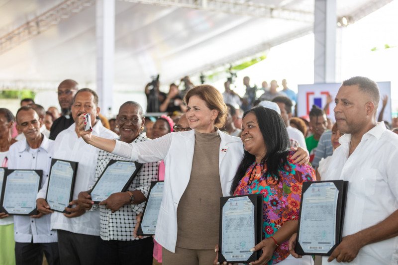 Gobierno otorga 2,759 títulos de propiedad a familias de 15 sectores del municipio SDE