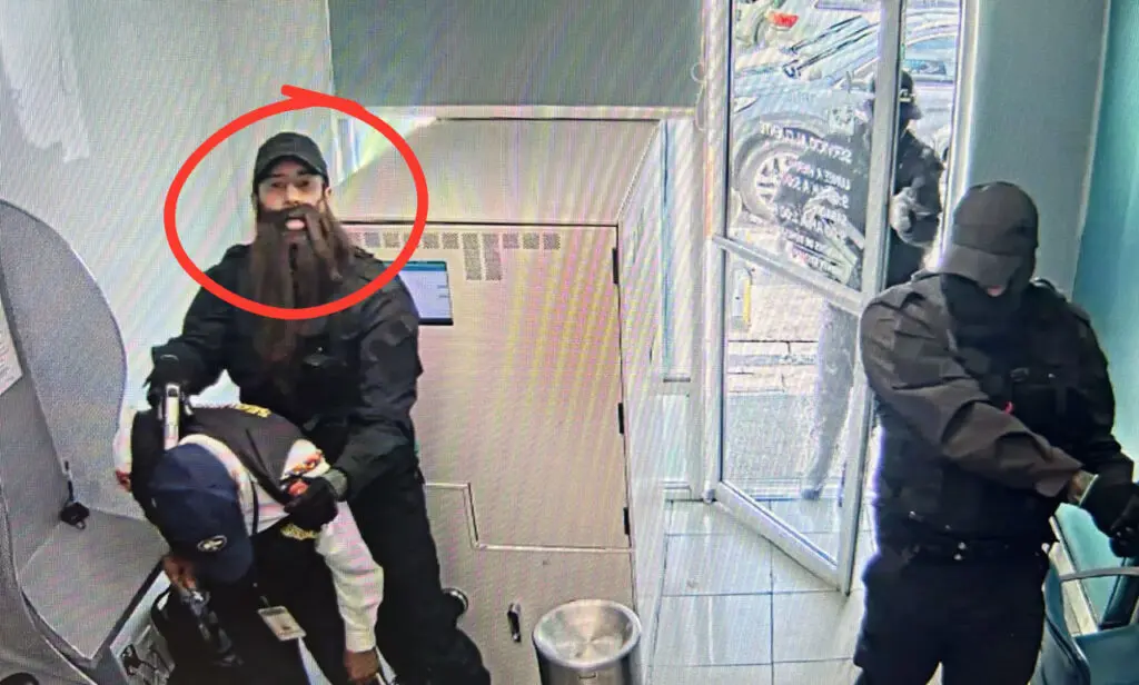 Imágenes | Momento del asalto esta tarde al Banco Popular