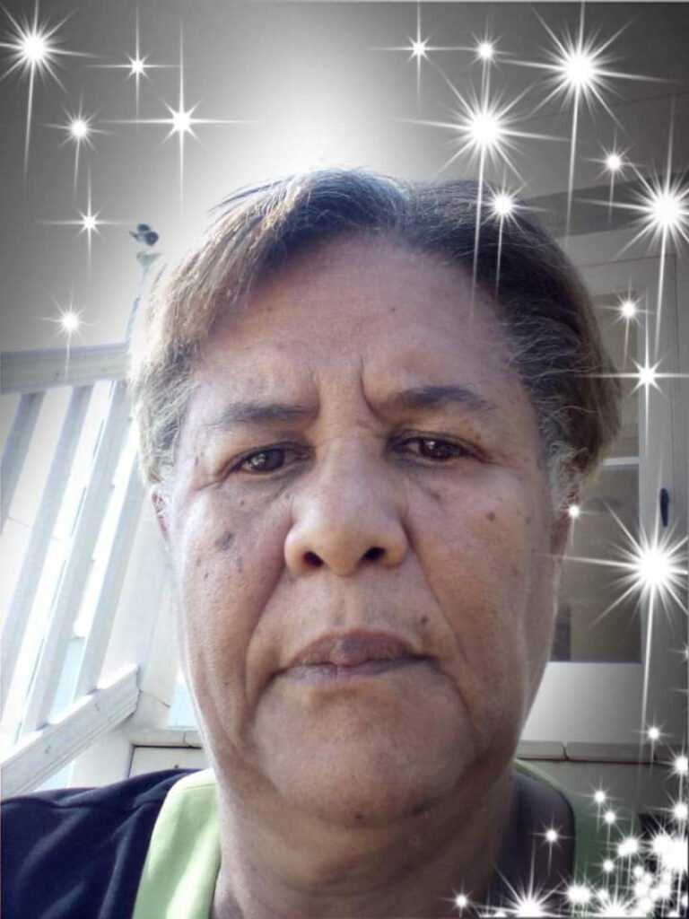 Mujer de 64 años encontrada muerta en su casa fue estrangulada; hay dos hijos detenidos