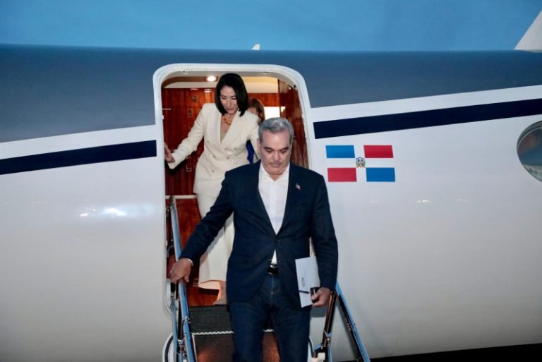 Abinader regresa de Suiza tras participar en Cumbre por La Paz en Ucrania