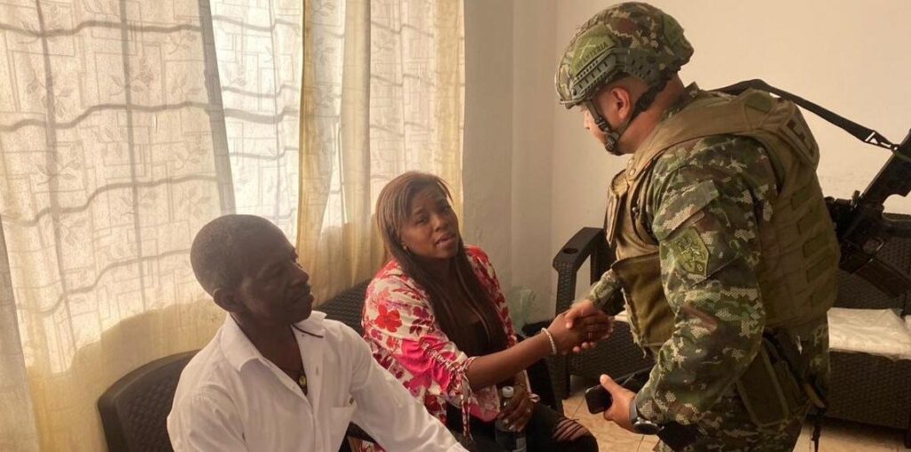 Padre de vicepresidenta colombiana sale ileso de un atentado