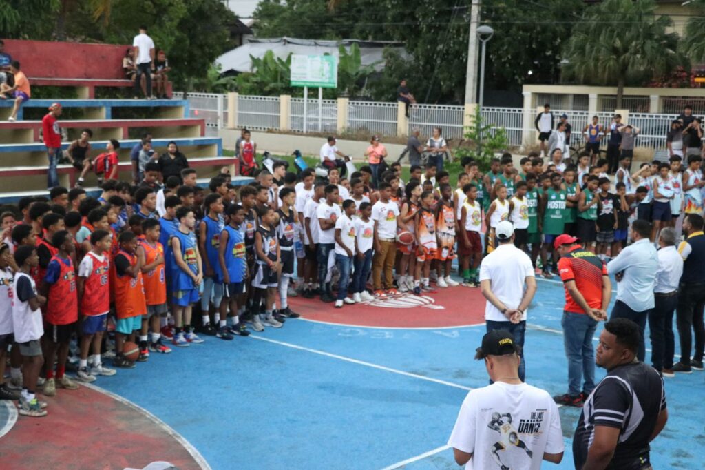 Más de 240 jóvenes de 20 clubes de Baloncesto se disputan la copa U15 en La Vega