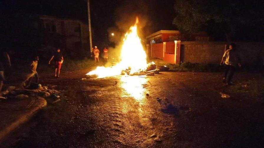 Protesta de ciudadanos por falta de energía eléctrica en Hato Mayor