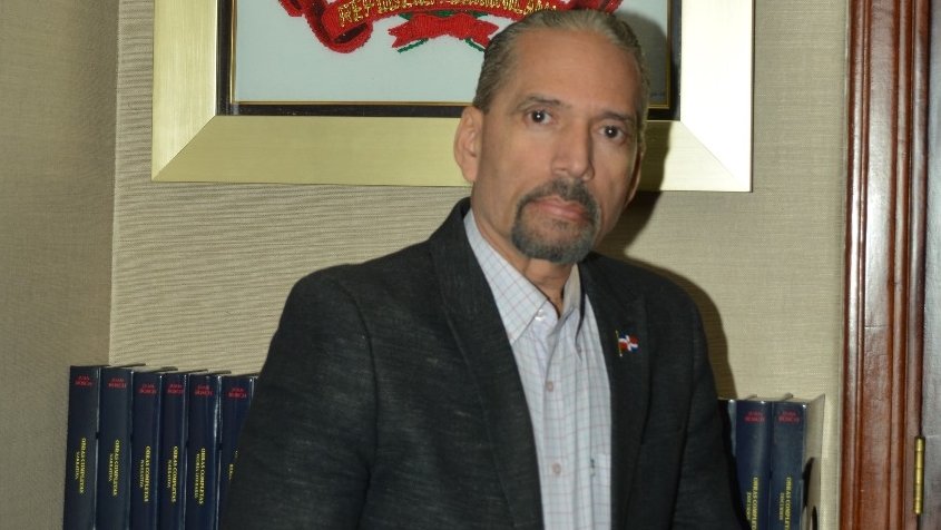 El presidente de Efemérides Patrias Juan Pablo Uribe informa los actos por el centenario de la desocupación militar norteamericana