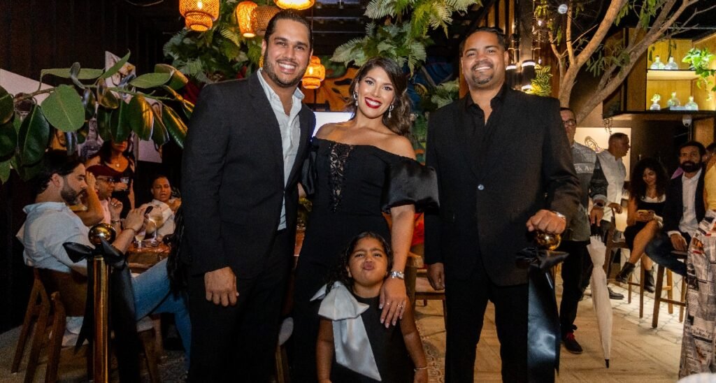 Juan Carlos Pichardo inaugura su restaurante “La Estrofa”
