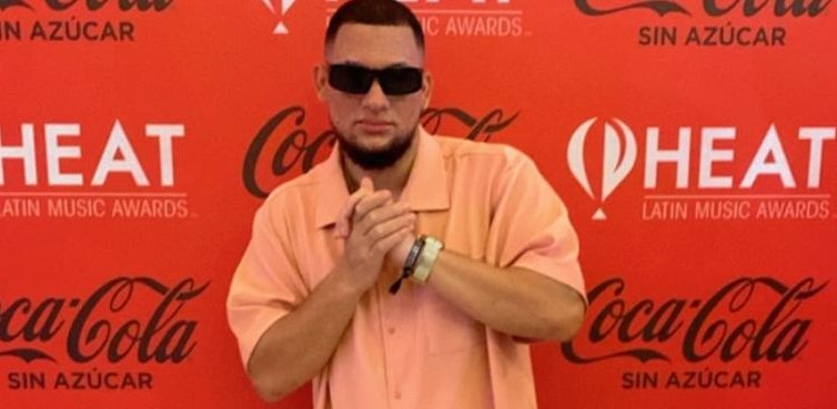 Artista Keicel marca tendencias de moda en Premios Heat 2024