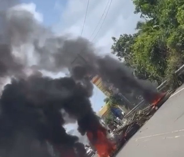 Municipes protestan tras durar tres días sin luz en Las Cañitas, Hato Mayor