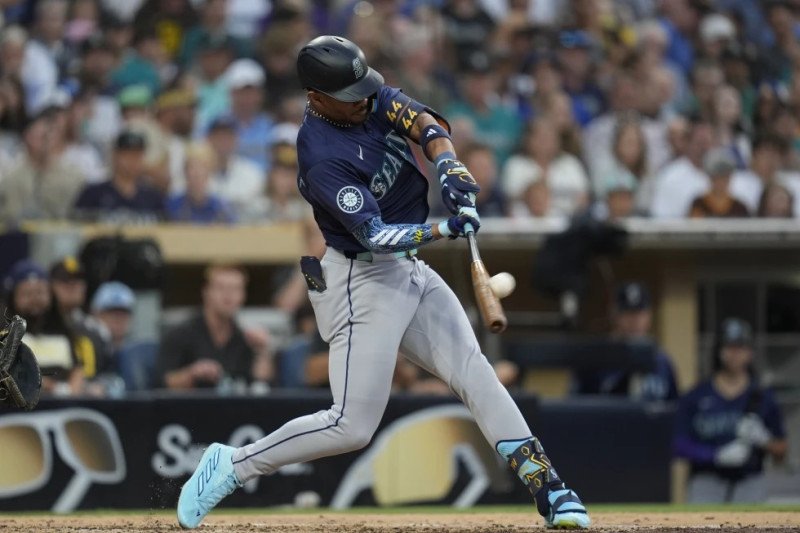 Julio Rodríguez batea de 4-4 con cuadrangular en el triunfo de los Marineros sobre los Padres