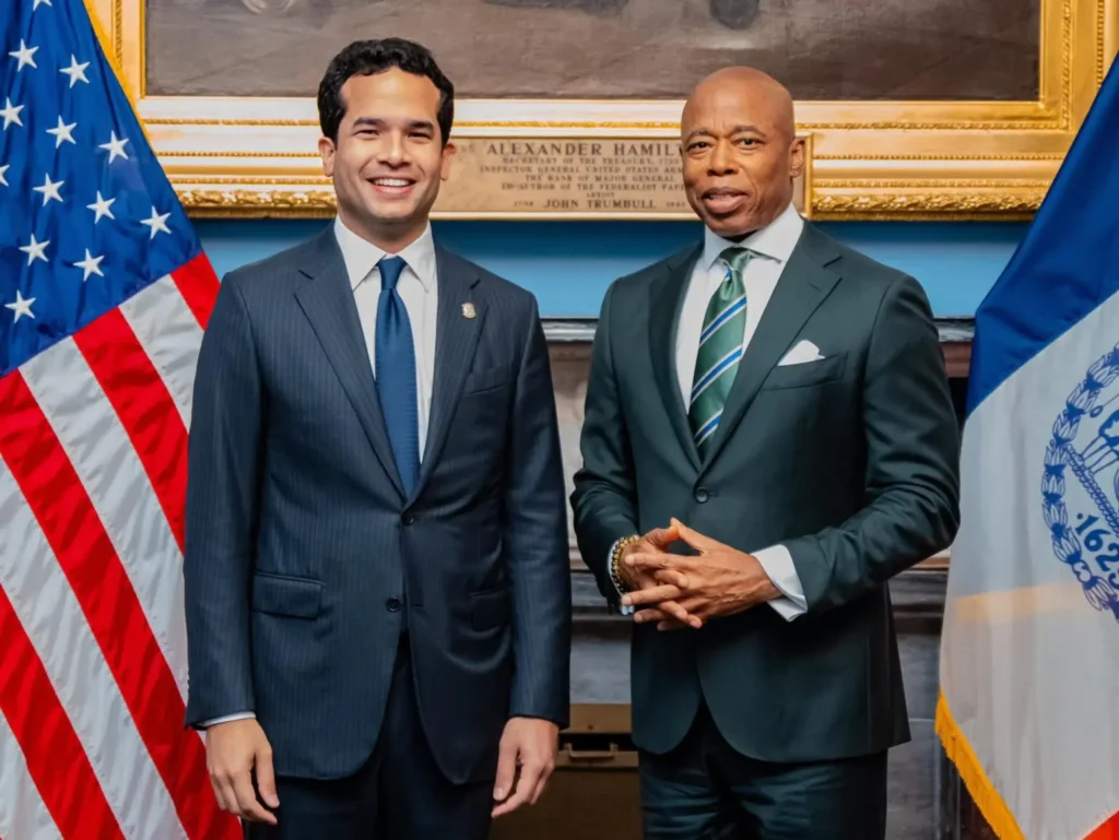 Omar Fernández y alcalde Eric Adams discuten iniciativas para mejorar condición de dominicanos