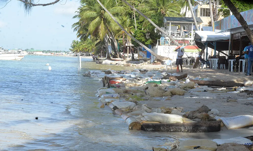 Boca Chica: la naturaleza reclama terrenos de playaocupados por obras turisticas
