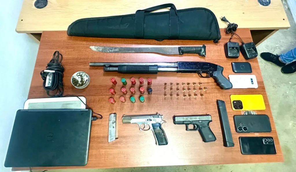 Confiscan pistolas y celulares en allanamientos en Santiago