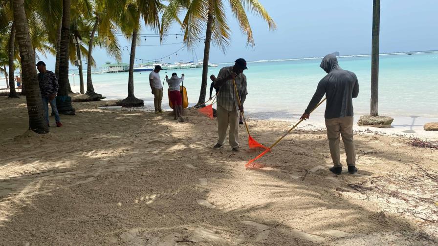 El huracán Beryl provoca daños a comercios en Boca Chica
