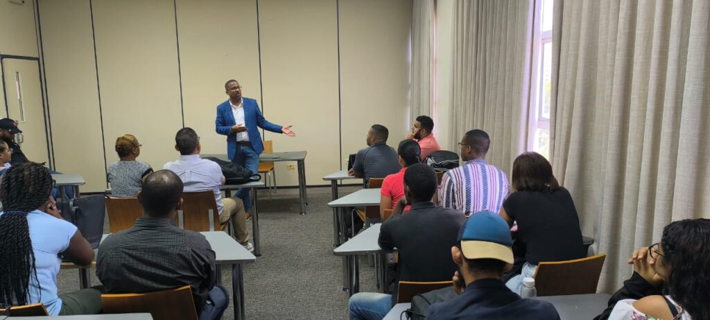 Andy Morales Imparte Taller sobre Liderazgo Inteligente a Estudiantes de la UASD