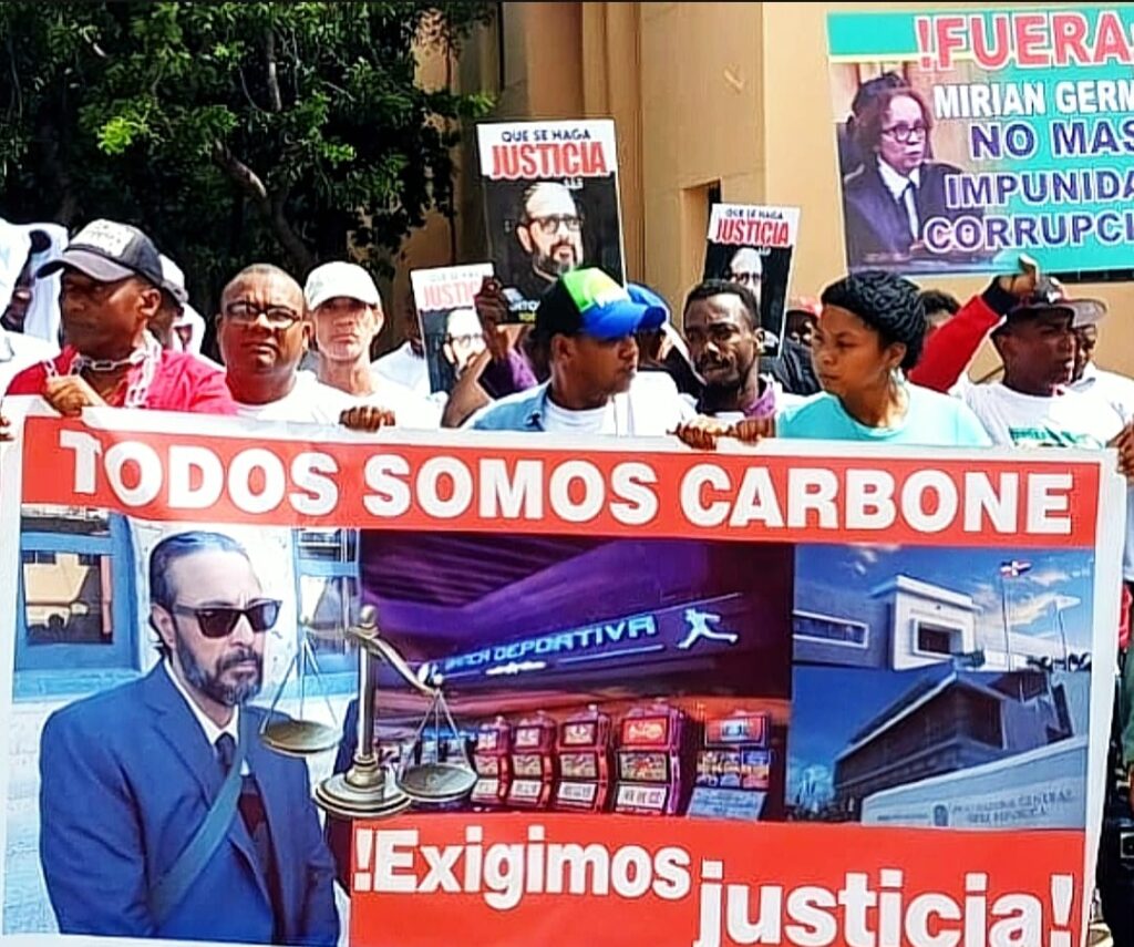 Falpo  y representantes de los derechos humanos reclaman frente al Palacio Nacional respeto a la inversión extranjera