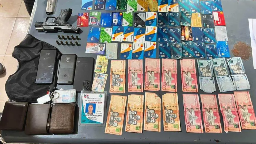 Ofrecían ayuda a personas en cajeros automáticos para cambiarles sus tarjetas y robar dinero