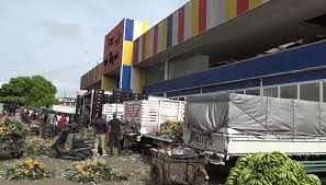 Comerciantes de Villas Agrícolas pasan trabajo por un local que nunca abrió sus puertas