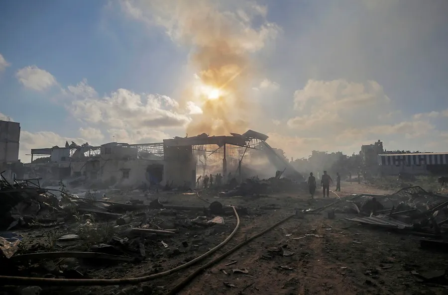 Mueren 25 palestinos tras noche de bombardeos israelíes contra el centro y norte de Gaza