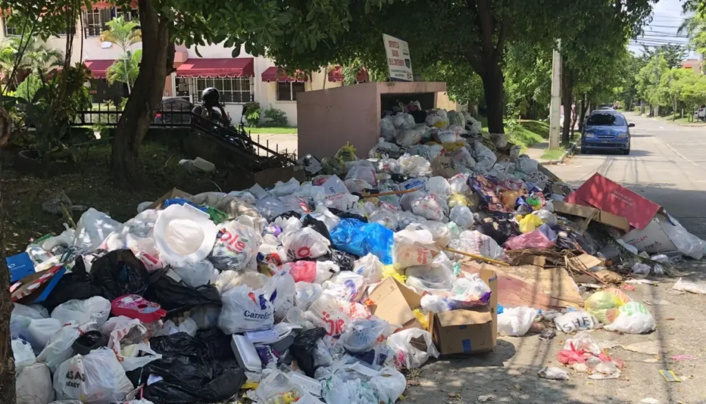 Convierten calles y aceras de la urbanización Carmen Renata III en vertederos