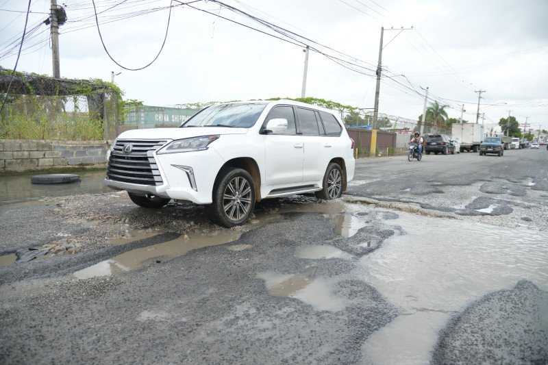 Avenida Isabel Aguiar está llena de hoyos y agua sucia