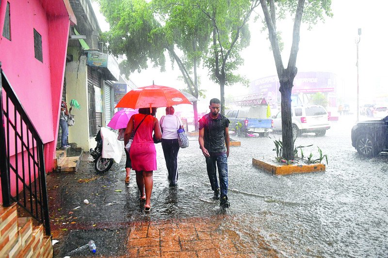 Pronostican lluvias en varias regiones y mantienen alerta contra inundaciones