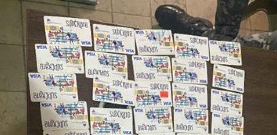 La Policía apresa a un hombre con 57 tarjetas de ayudas sociales en San Cristóbal
