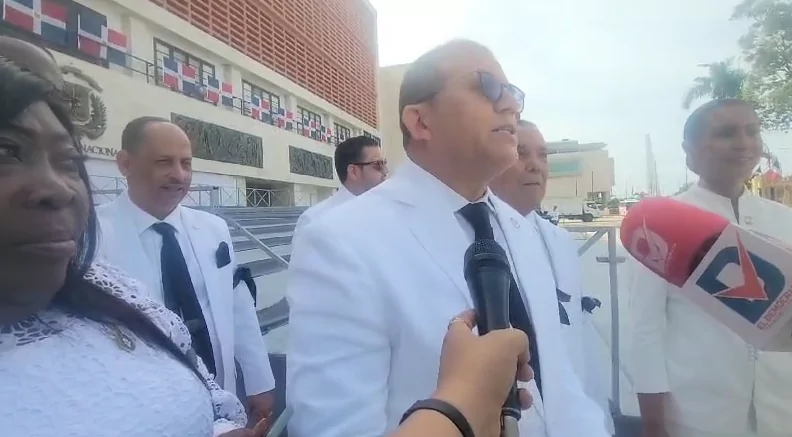 Los dejo la guagua Diputados de la Fuerza del Pueblo y PLD se quedan varados tras juramentación en el Congreso Nacional