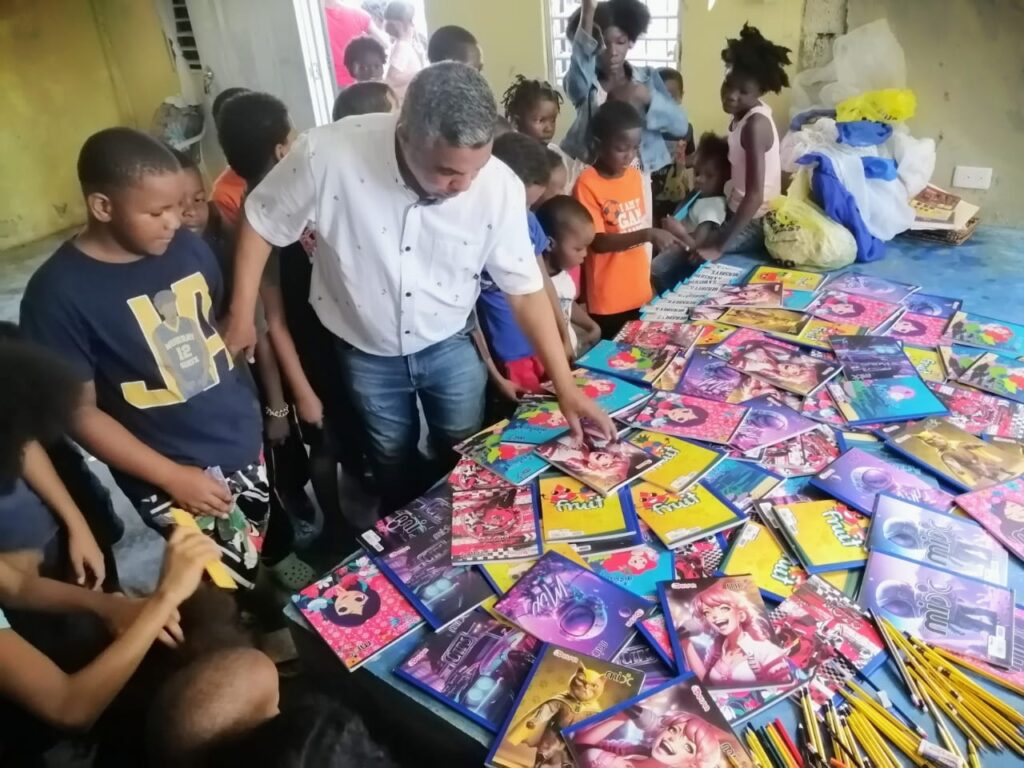Vinicio Aquino hace entrega de útiles escolares a decenas de niños en SDO