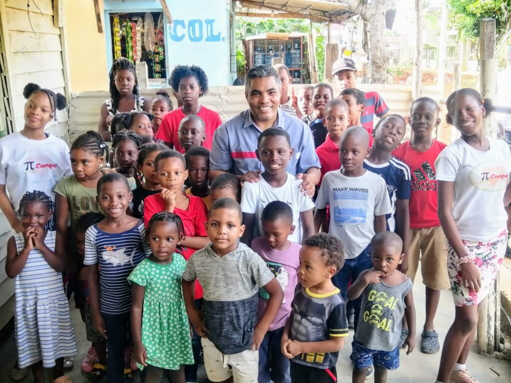 Vinicio Aquino continúa entrega de útiles escolares en sectores más vulnerables en SDO